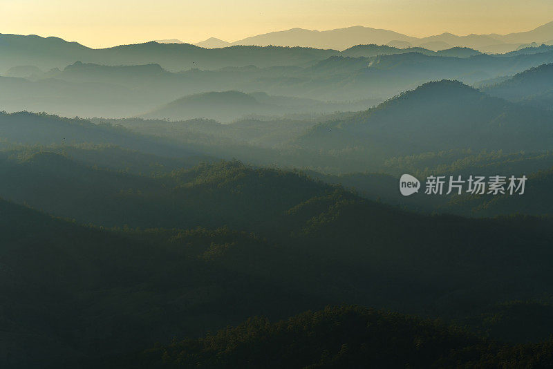 在泰国清迈省的Doi Luang Chiang Dao日出时的美丽景色。